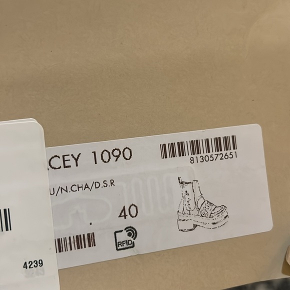 Gucci 60mm Logo Lettering Leather Boots - Picture 14 of 14